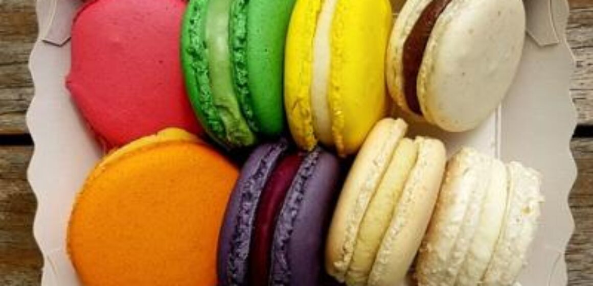 מקרון מתכון למקרונים -עוגיות צבעוניות במילוי גאנש שוקולד